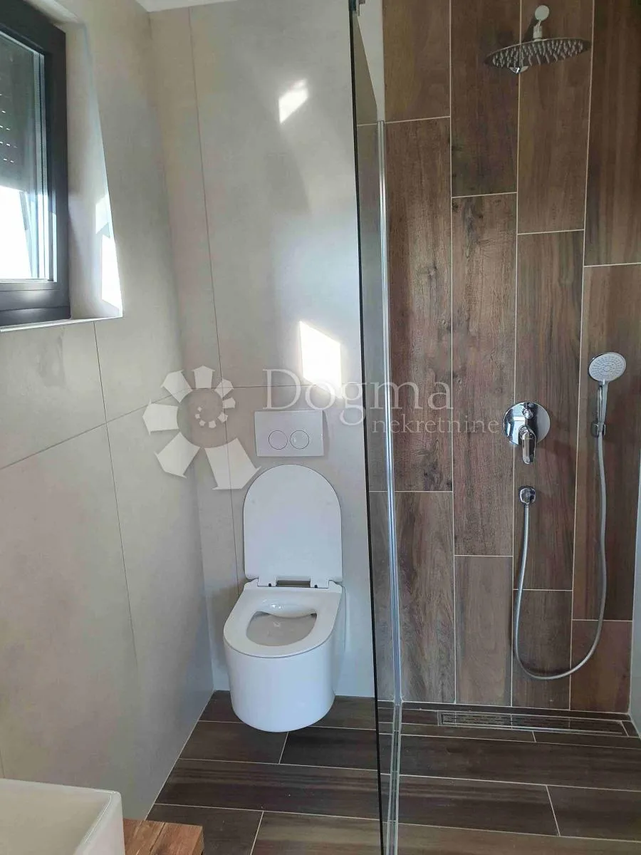 vila sa 4 apartmana, 2 bazena, 200 metara od mora - slika 5