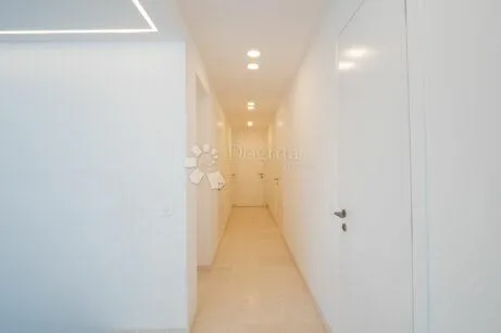 raskošan penthaus s bazenom, 100 m od mora - slika 28