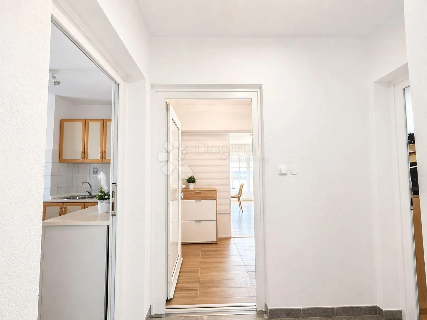 stan 130m2 - 2 stambene jedinice + terasa + parking - slika 13