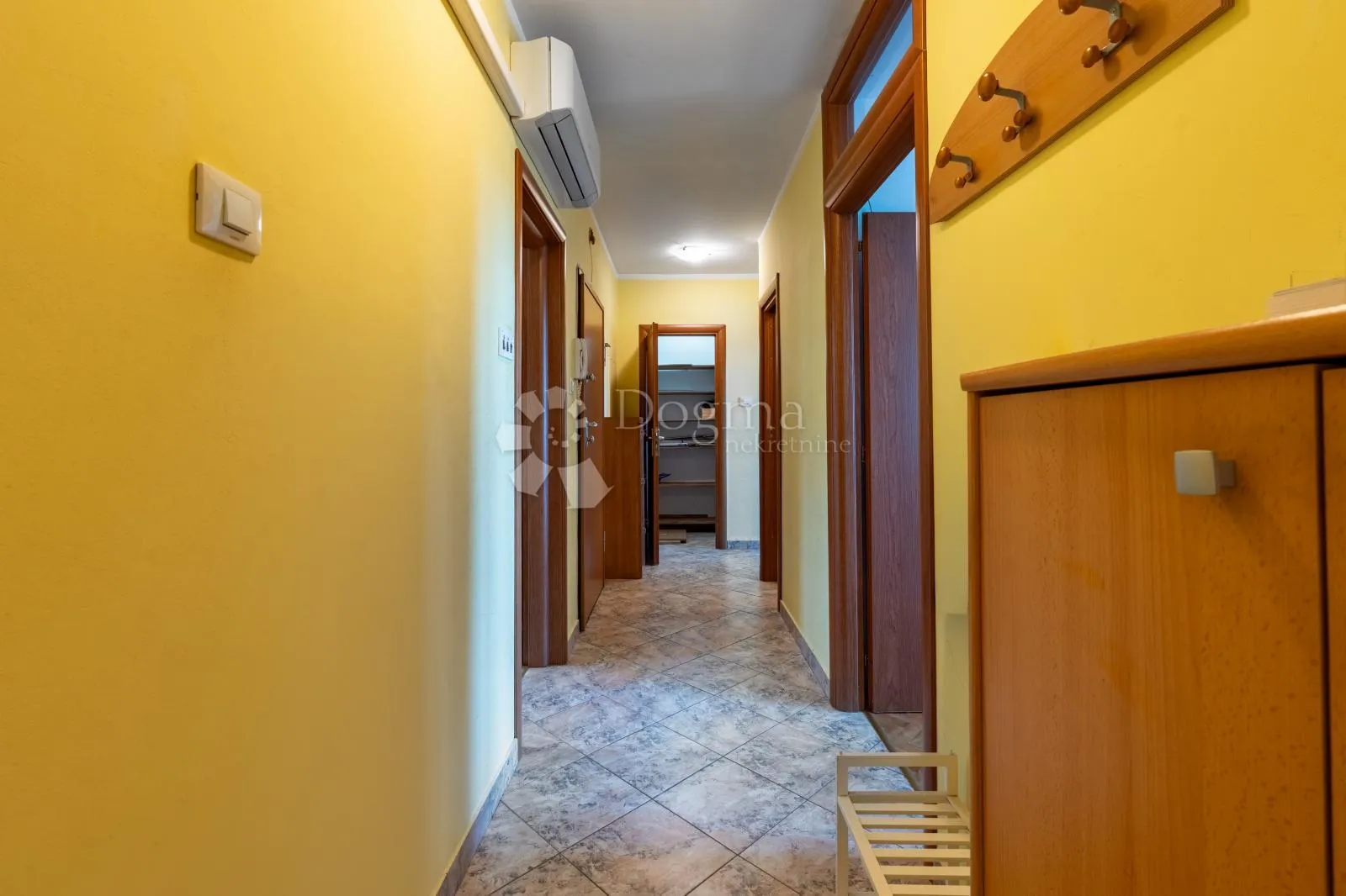 rijeka,škurinje-trosoban stan prostran od 85m2 - slika 14