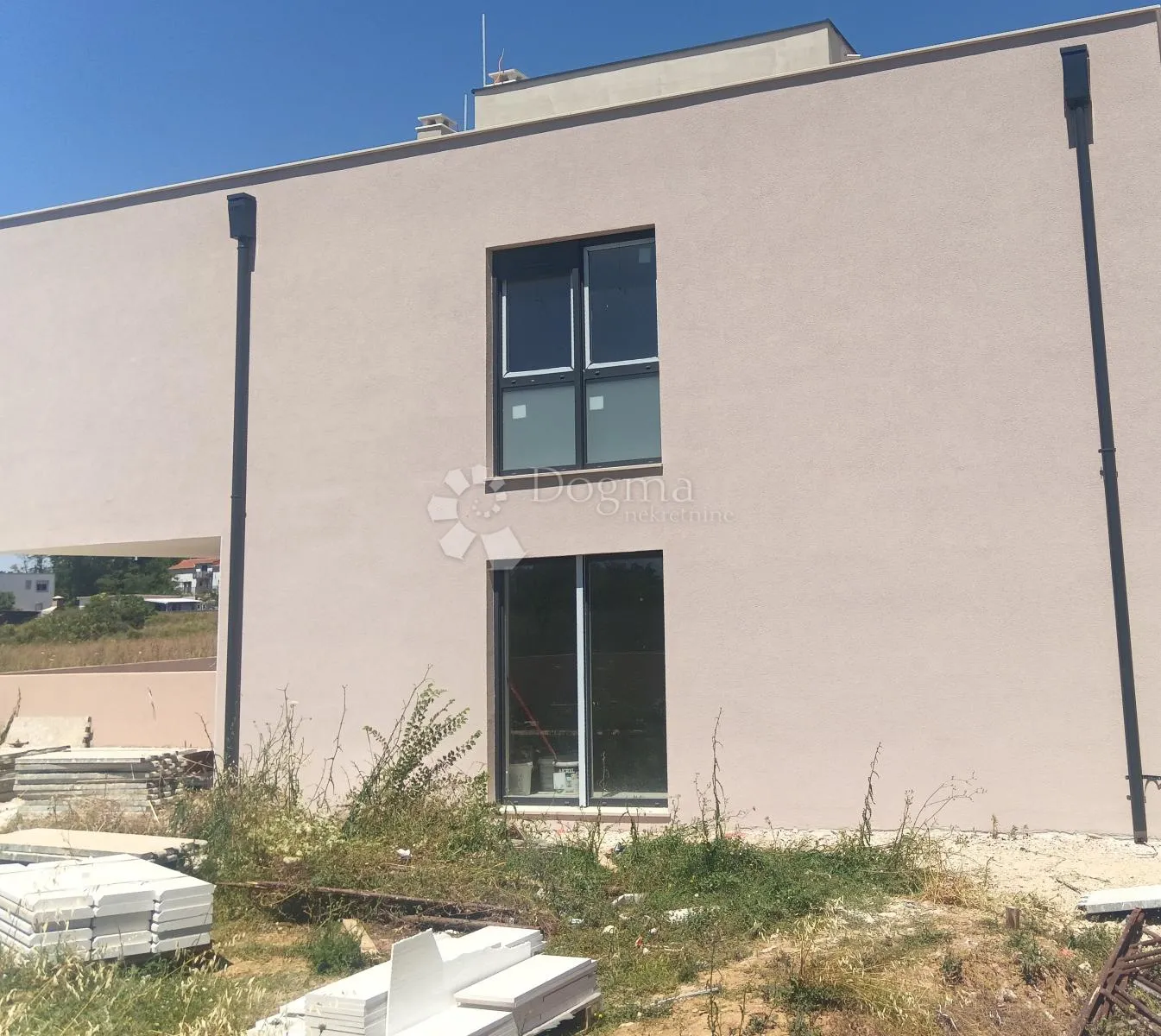 dvoetažna kuća s bazenom i krovnom terasom - slika 3