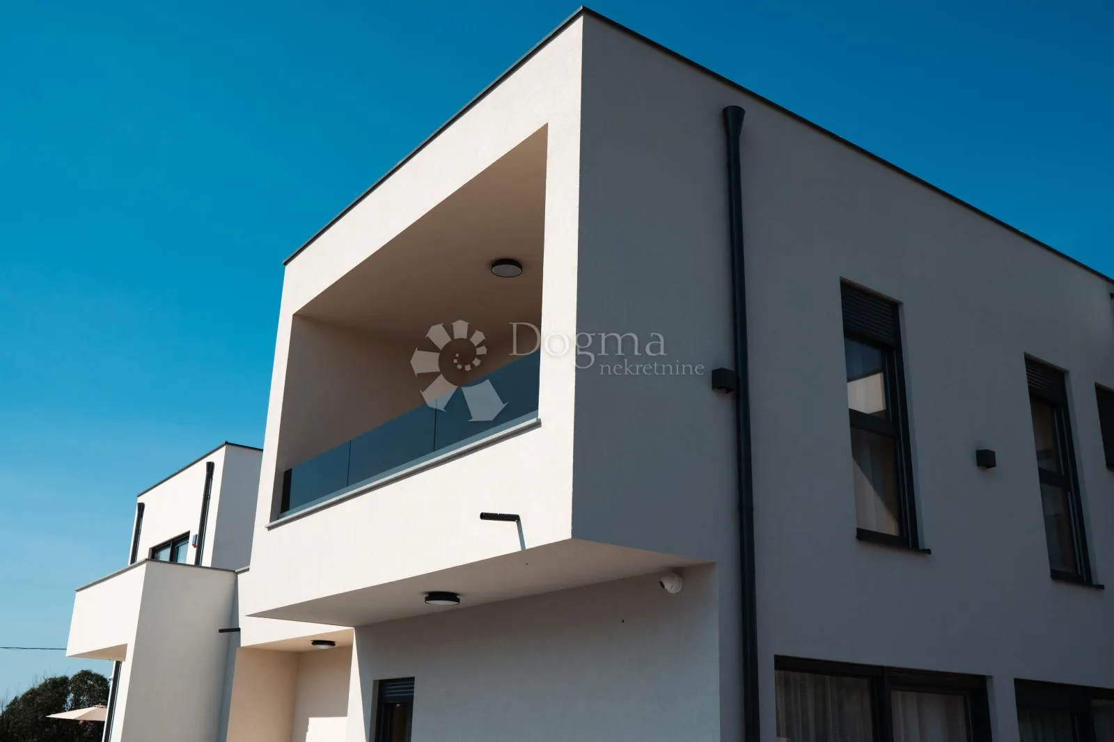 *moderna vila s bazenom - blizu mora - u mirnom okruženju* - slika 7