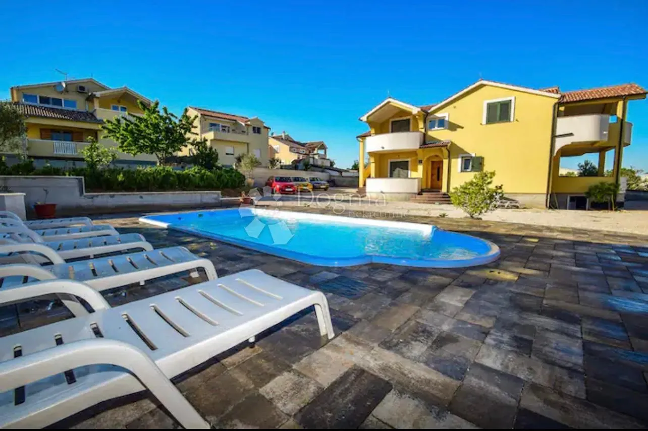 vodice – kuća s tri odvojena stana i terasama s pogledom na more - slika 6