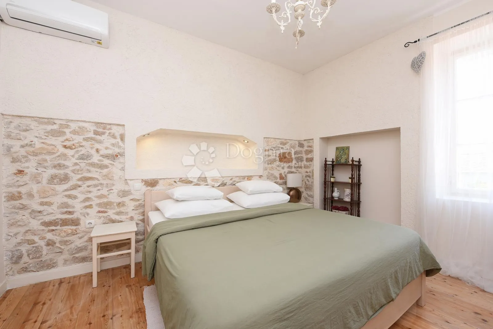 stan u kamenoj zgradi, 100 m od mora, 105 m2 stambeno + terasa - slika 9
