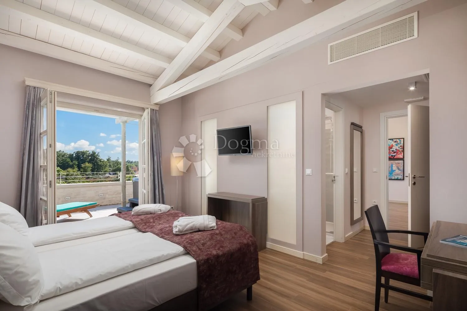 villa koja odiše elgancijom, sa bazenom i pomoćnim objektom - slika 29