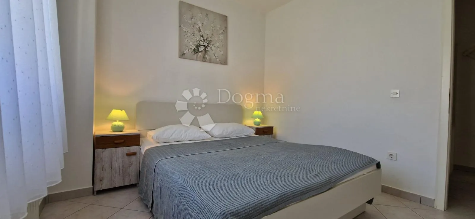 prodaje se – prostrana kuća s apartmanima, pogledom na more i uhodanim turističkim poslom (353 m²) – okrug gornji - slika 14