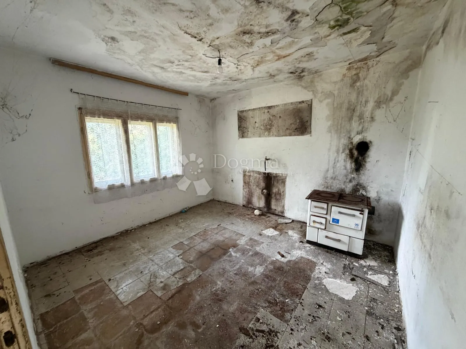 knin – prizemnica za adaptaciju s velikom okućnicom!! - slika 8