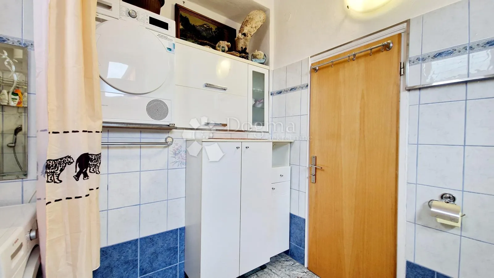 interesantan trosoban stan na atraktivnoj lokaciji - slika 25