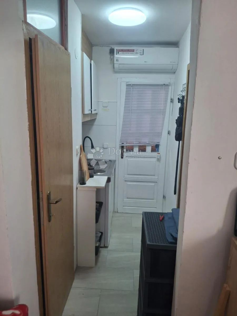 apartman s prostranom terasom koja pruža pogled na more - slika 7