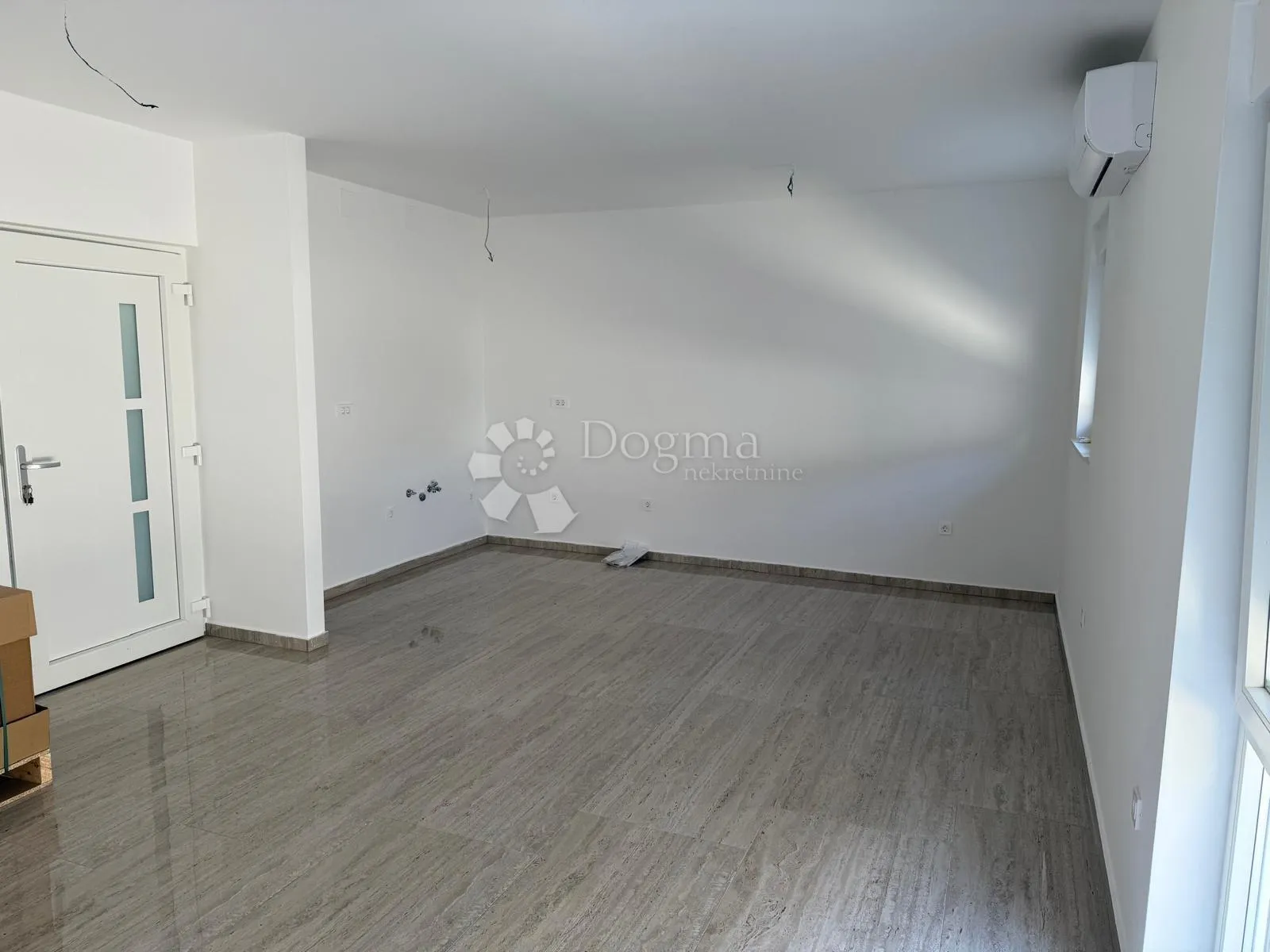 stan u prizemlju novogradnje 92m2, sa dvorištem 95m2, na otoku viru - slika 12