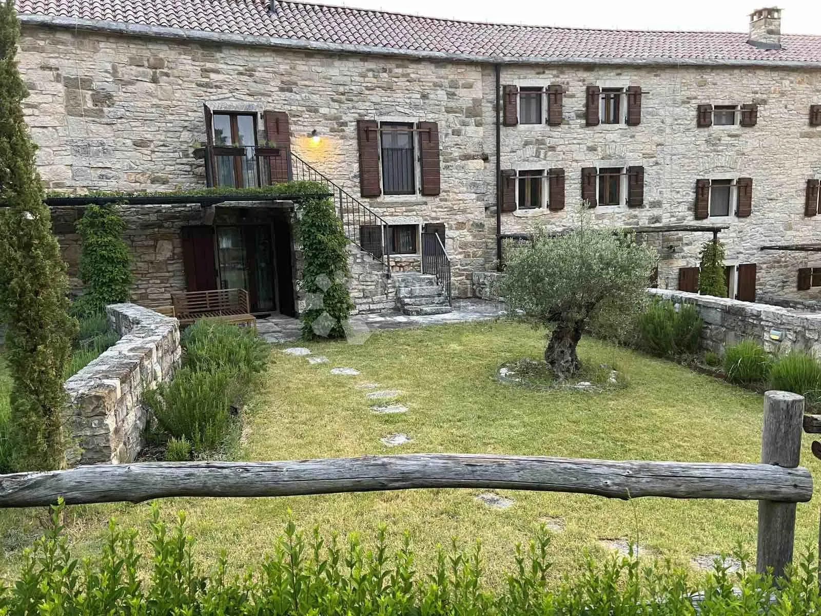 grožnjan istarska stancija sa 5 stambenih jedinica - slika 41