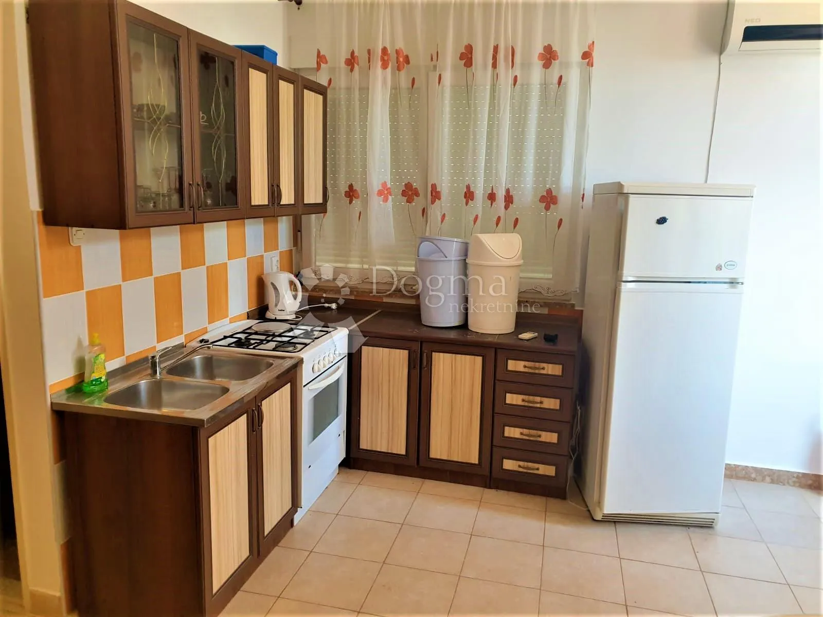 kuća sa tri stambene jedinica sa pogledom na more - slika 6