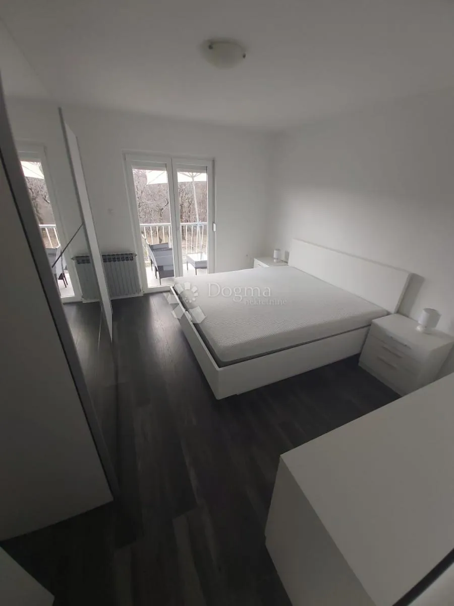 kuća s dva stana i 8300 m² građevinskog zemljišta - slika 8