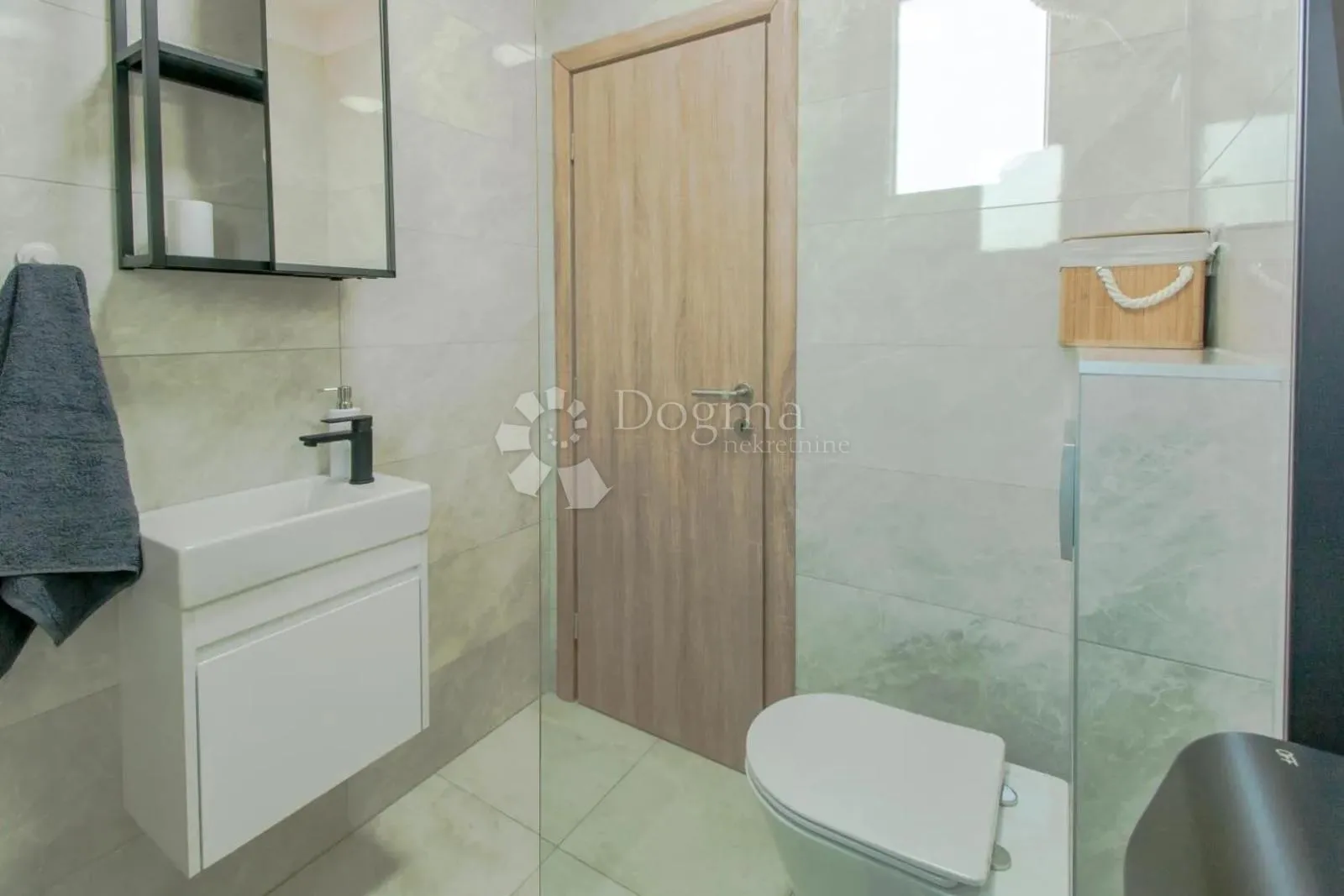 villa sa bazenom, konobom i 3800m2 okućnice - slika 29