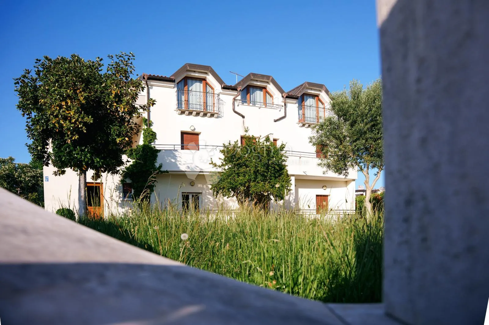 apartmanska kuća na atraktivnoj lokaciji - slika 2