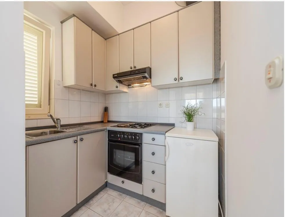 villa s bazenom u privlaci - slika 12