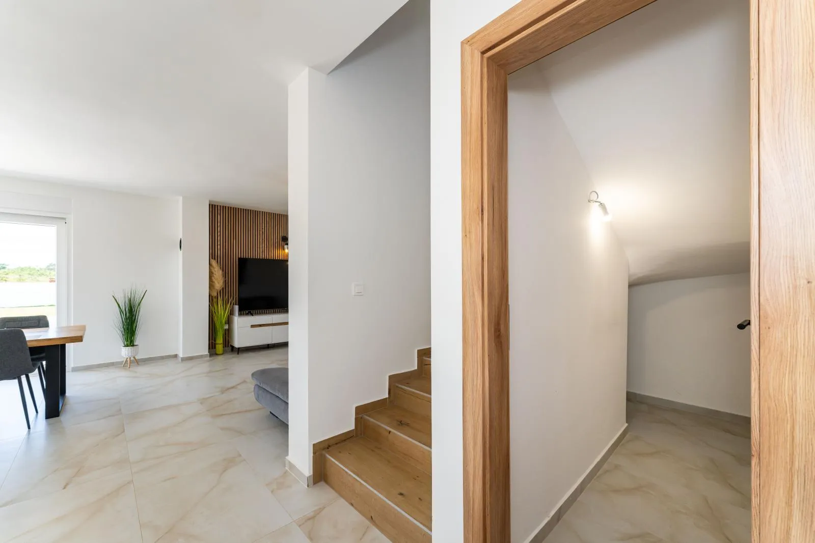 moderna vila s bazenom u žeravi - slika 15