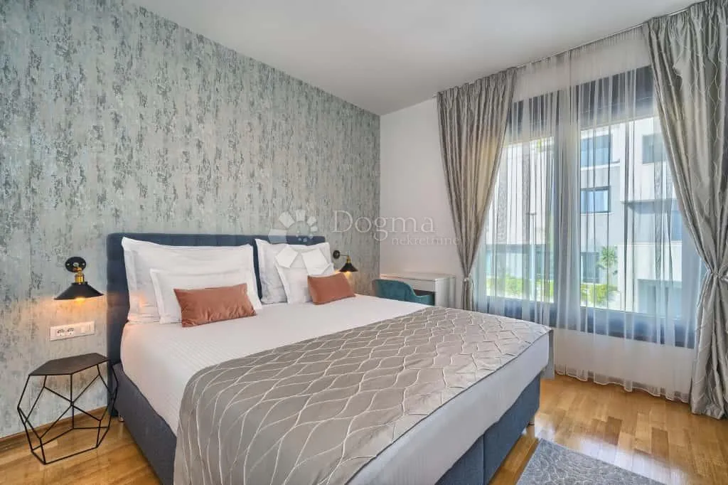 vila s bazenom u strožancu - slika 29