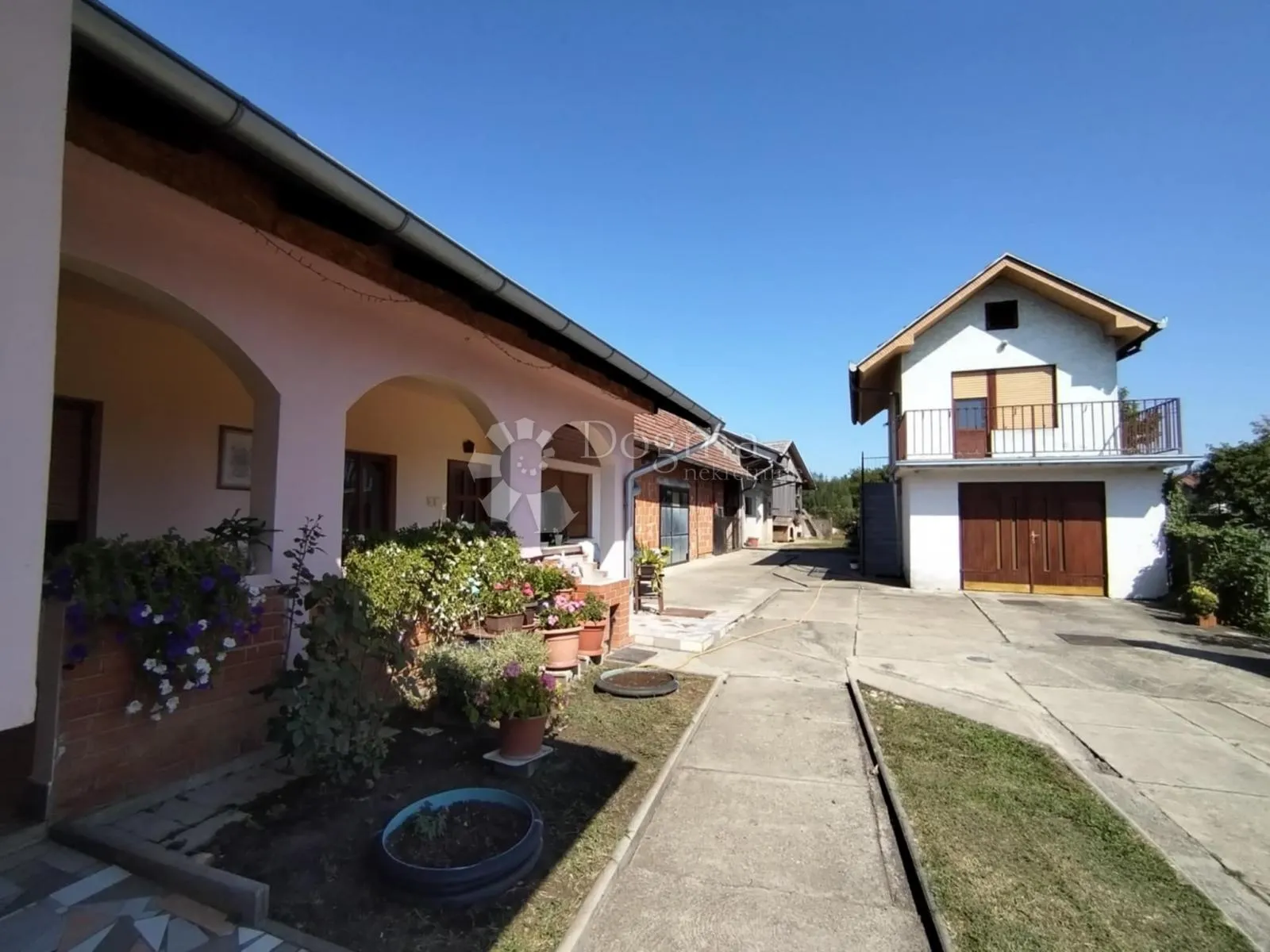 šarmantna kuća s okućnicom i dodatnim objektima – budančevica - slika 3