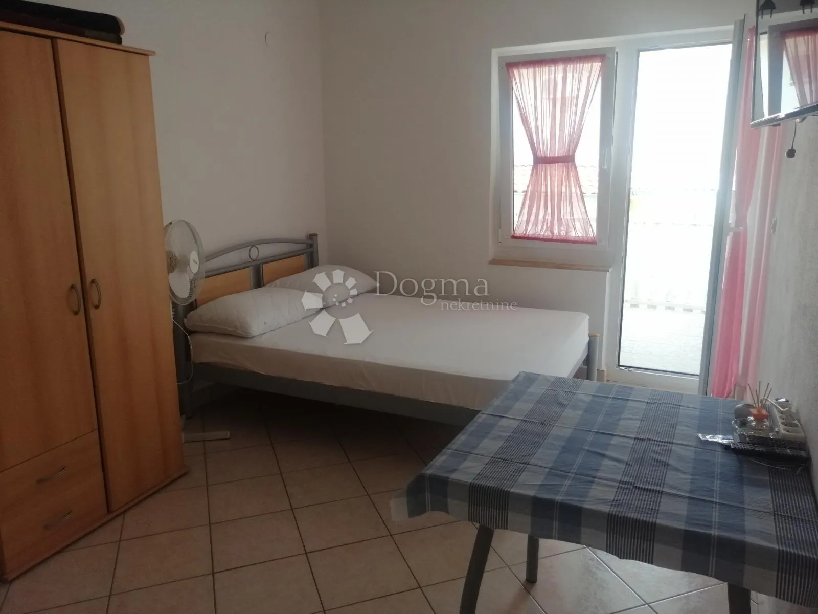 tribunj - kuća s 9 apartmana + građevinska parcela 418 m2 - slika 37