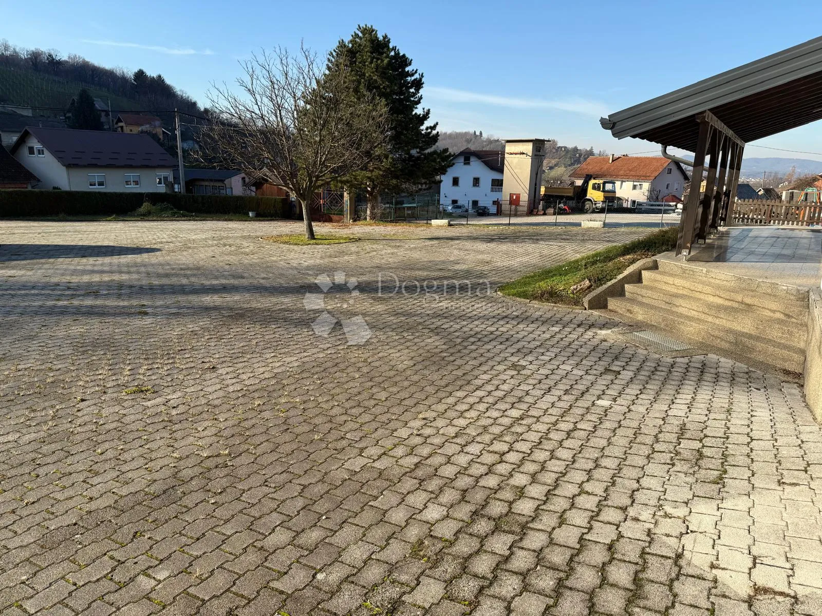 poslovni objekt u ivancu - moguća prenamjena u stambeni - slika 4
