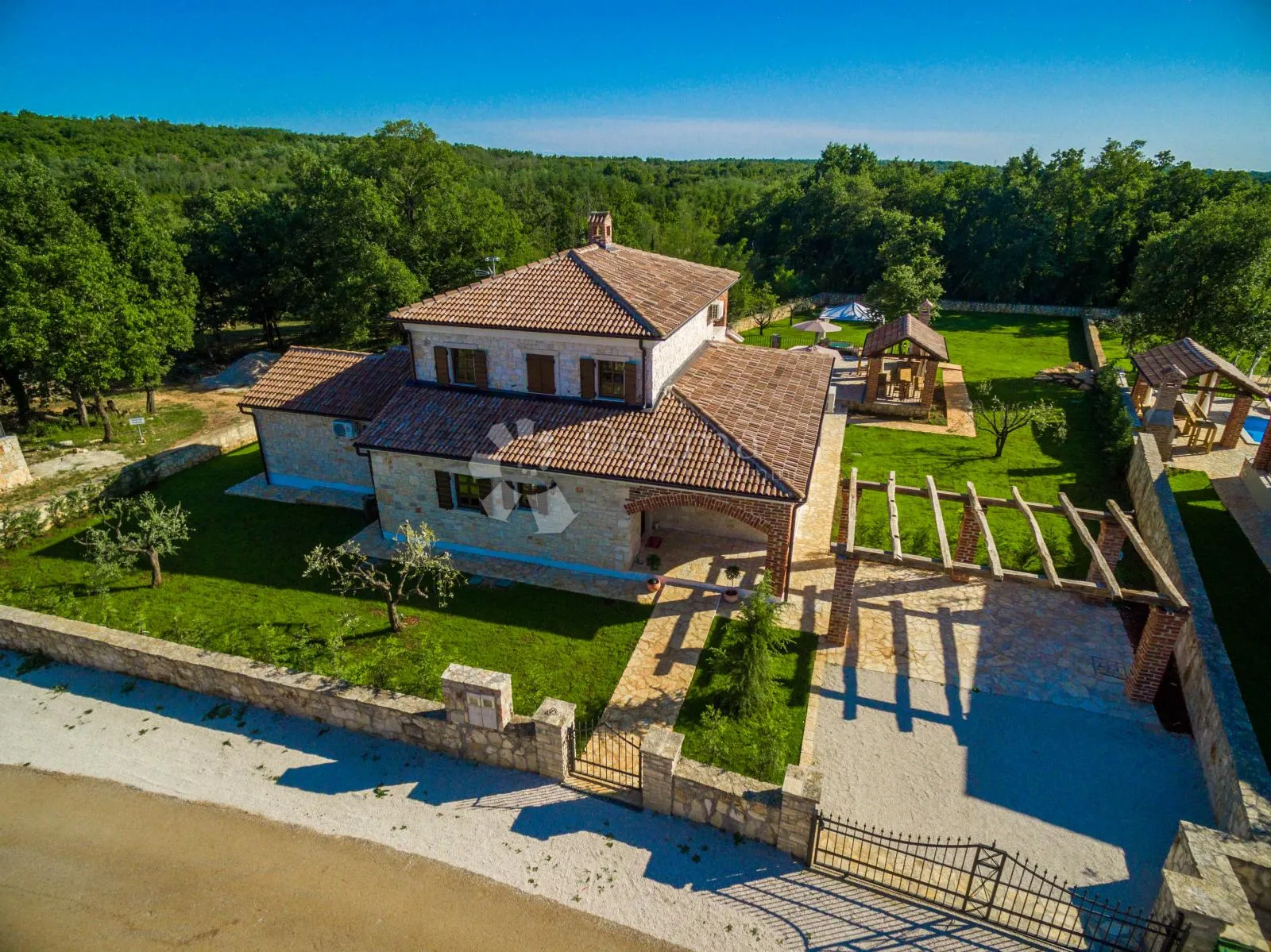 višnjan - kamena vila sa prostranom okućnicom - slika 43