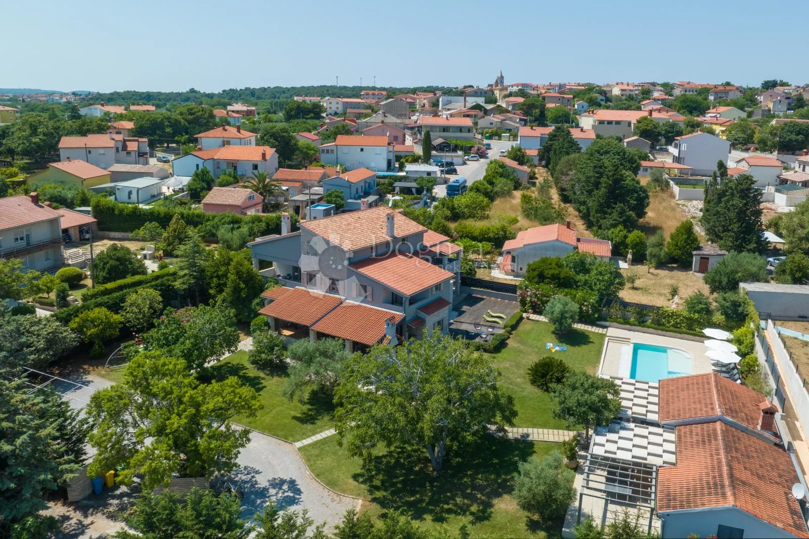 prostrana vila, veliki vrt, bazen i kućica - slika 11