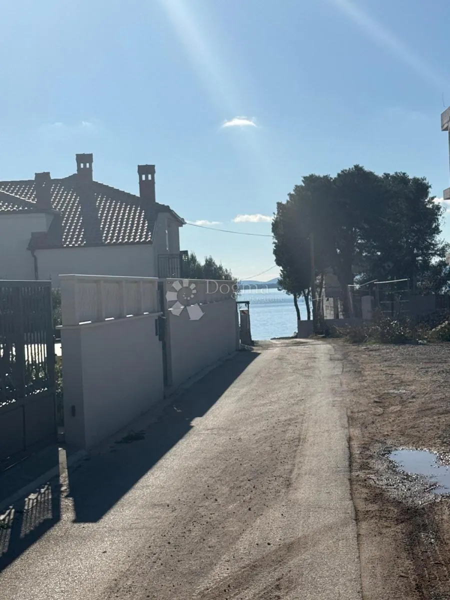dvoetažni apartman petrčane novogradnja 100 m od mora - slika 5