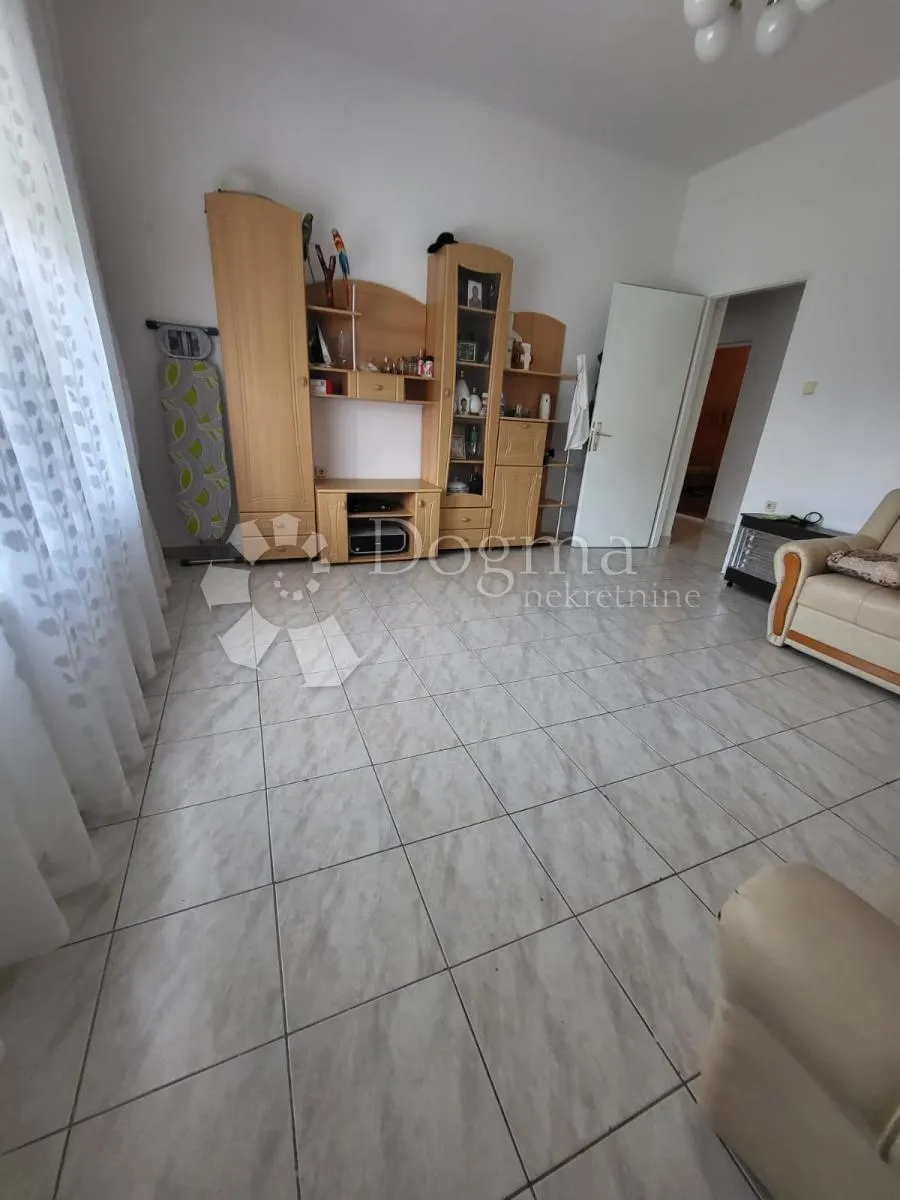 pulac, samostojeća kuća sa tri stana - slika 9