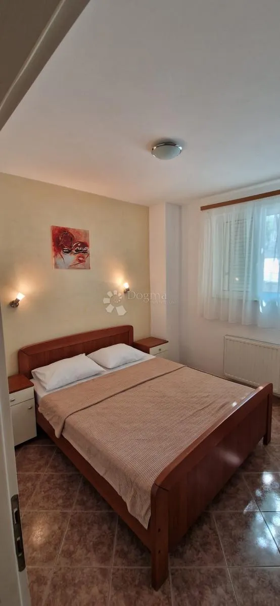 prodaje se – prostrana kuća s apartmanima, pogledom na more i uhodanim turističkim poslom (353 m²) – okrug gornji - slika 16