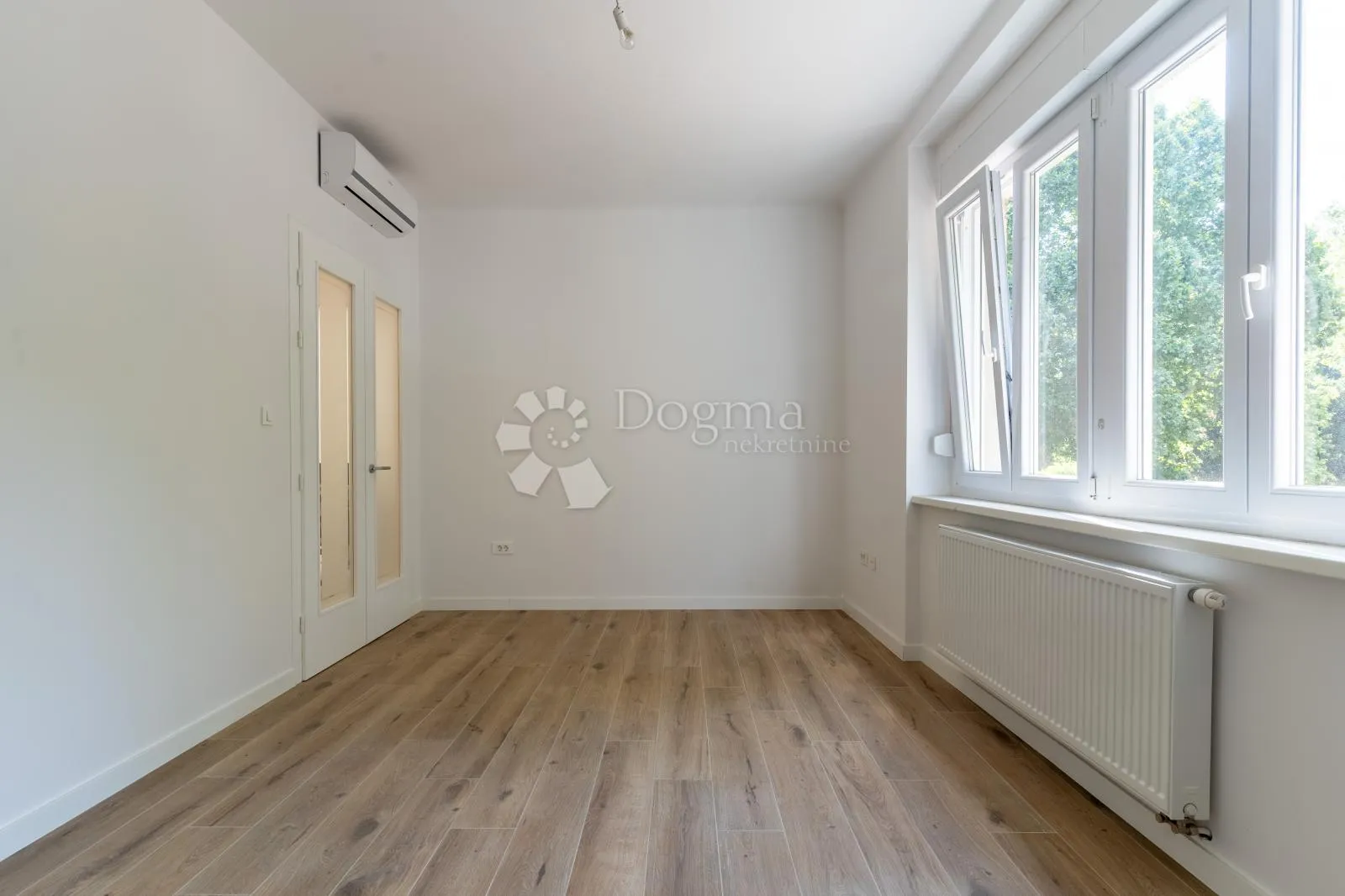 novoadaptiran (2026) 4s stan 110m2 na vrhunskoj lokaciji donji grad - slika 4