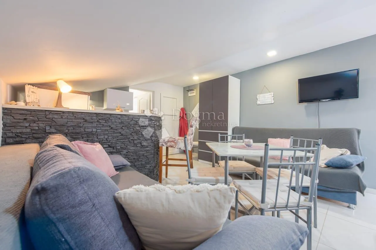 apartman uz more s pogledom namješten - slika 11
