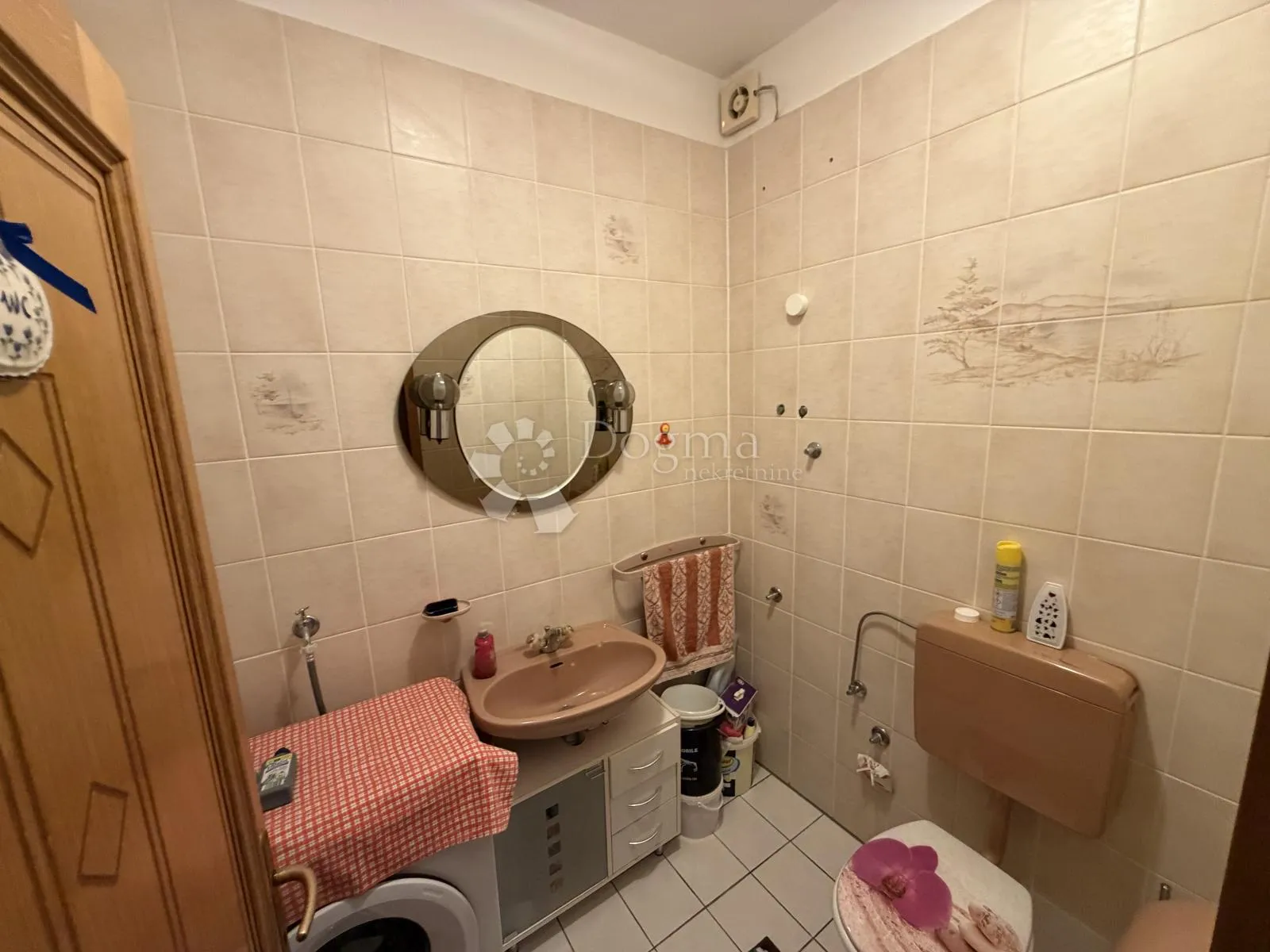 prilika u brodarici- kuća blizu mora, s 6 apartmana i 3-sobnim stanom!! - slika 24