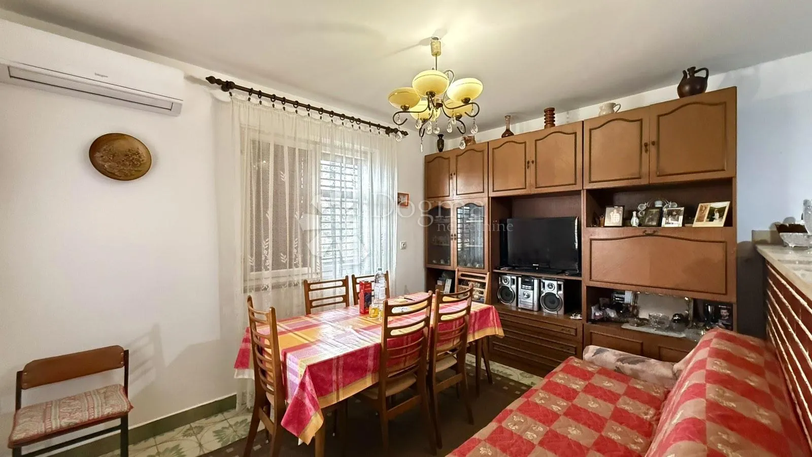 kuća s dva stana i građevinskom okućnicom 4740m2 u okolici labina - slika 10