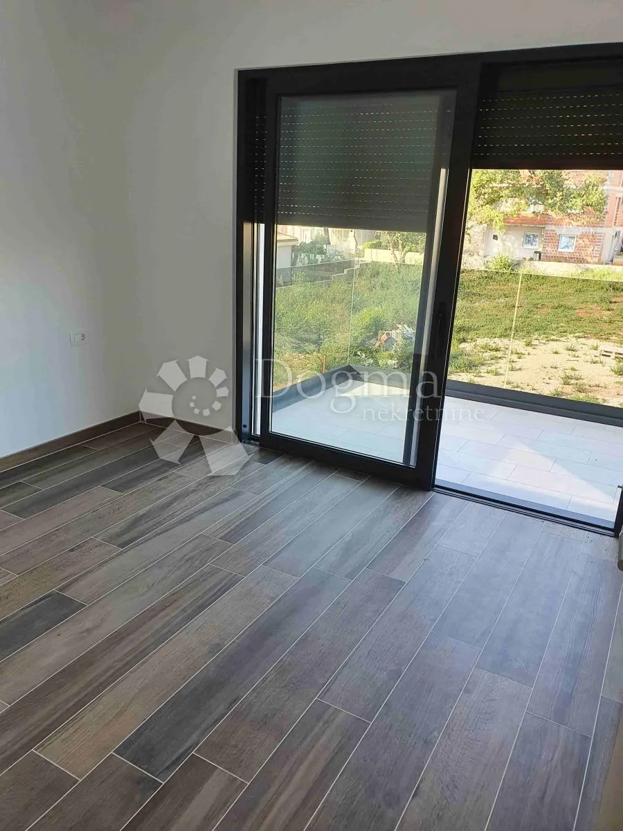 vila sa 4 apartmana, 2 bazena, 200 metara od mora - slika 6