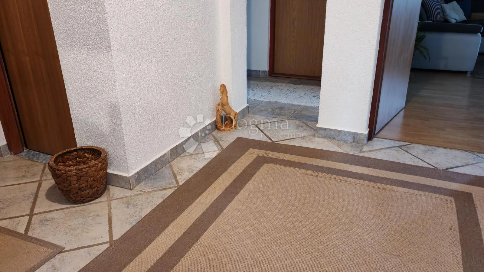 kuća sa tri zasebna stana - slika 12