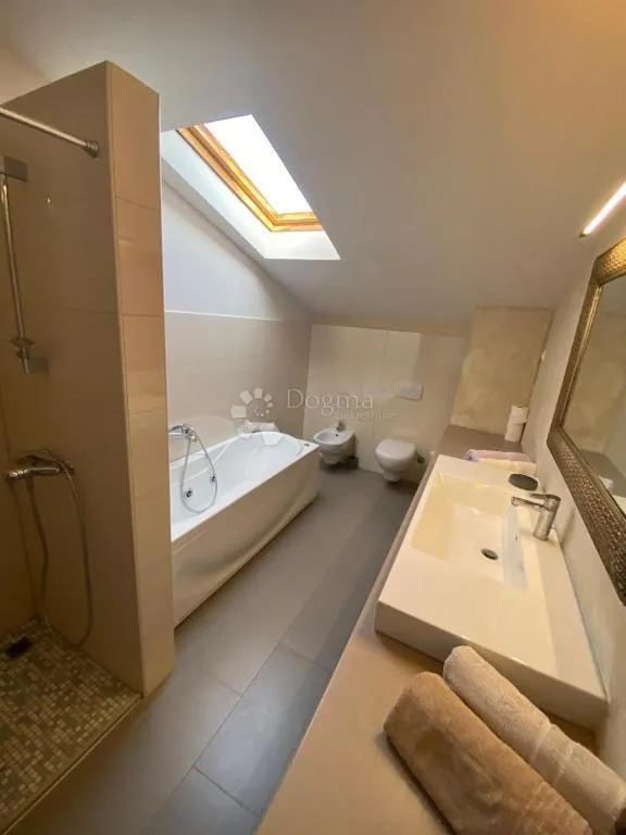 funtana!prilika!uhodana apartmanska kuća na parceli sa velikim potencijalom! - slika 38
