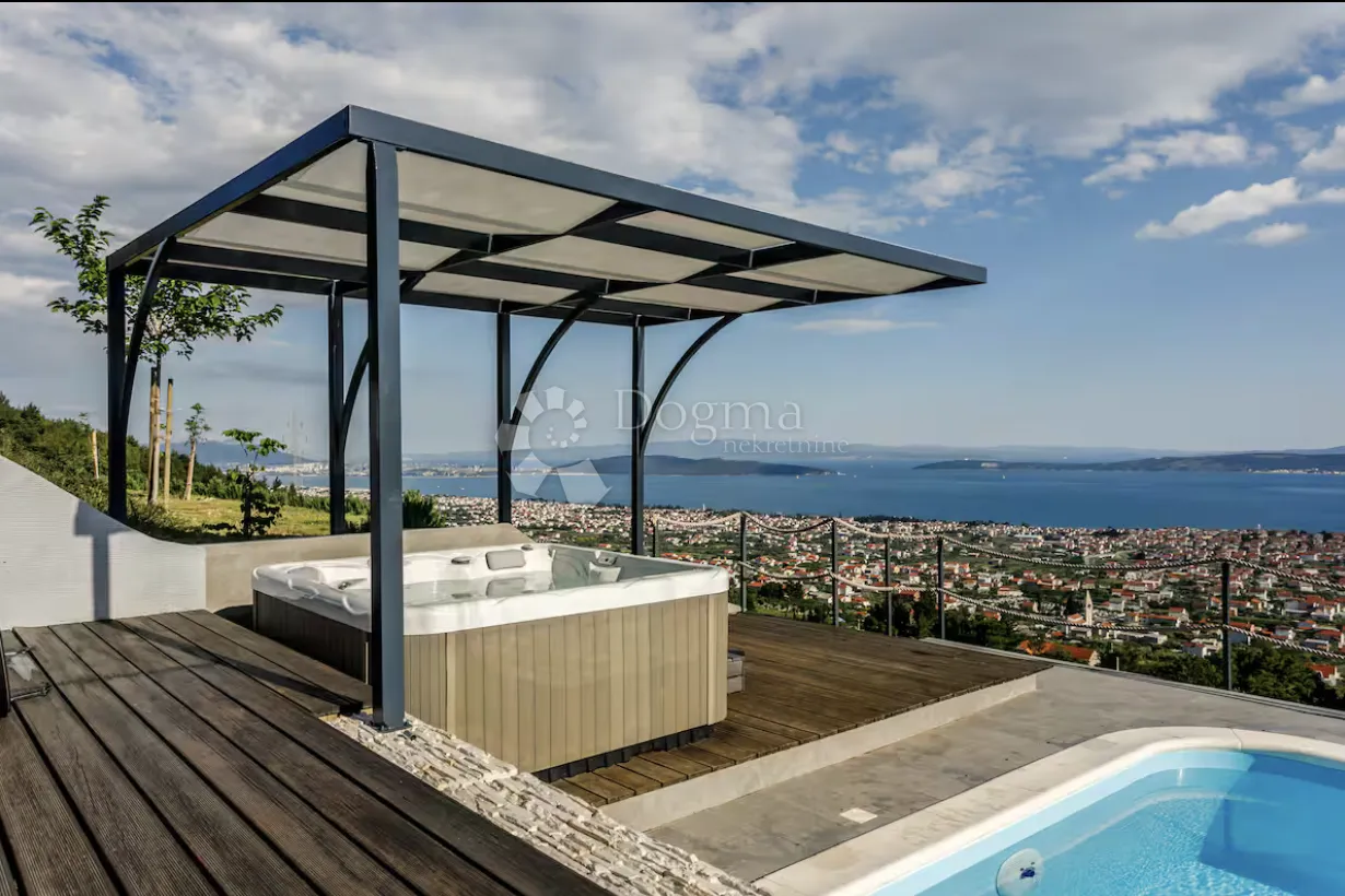 luksuzna vila s panoramskim pogledom i potpunom privatnošću u kaštelima - slika 7