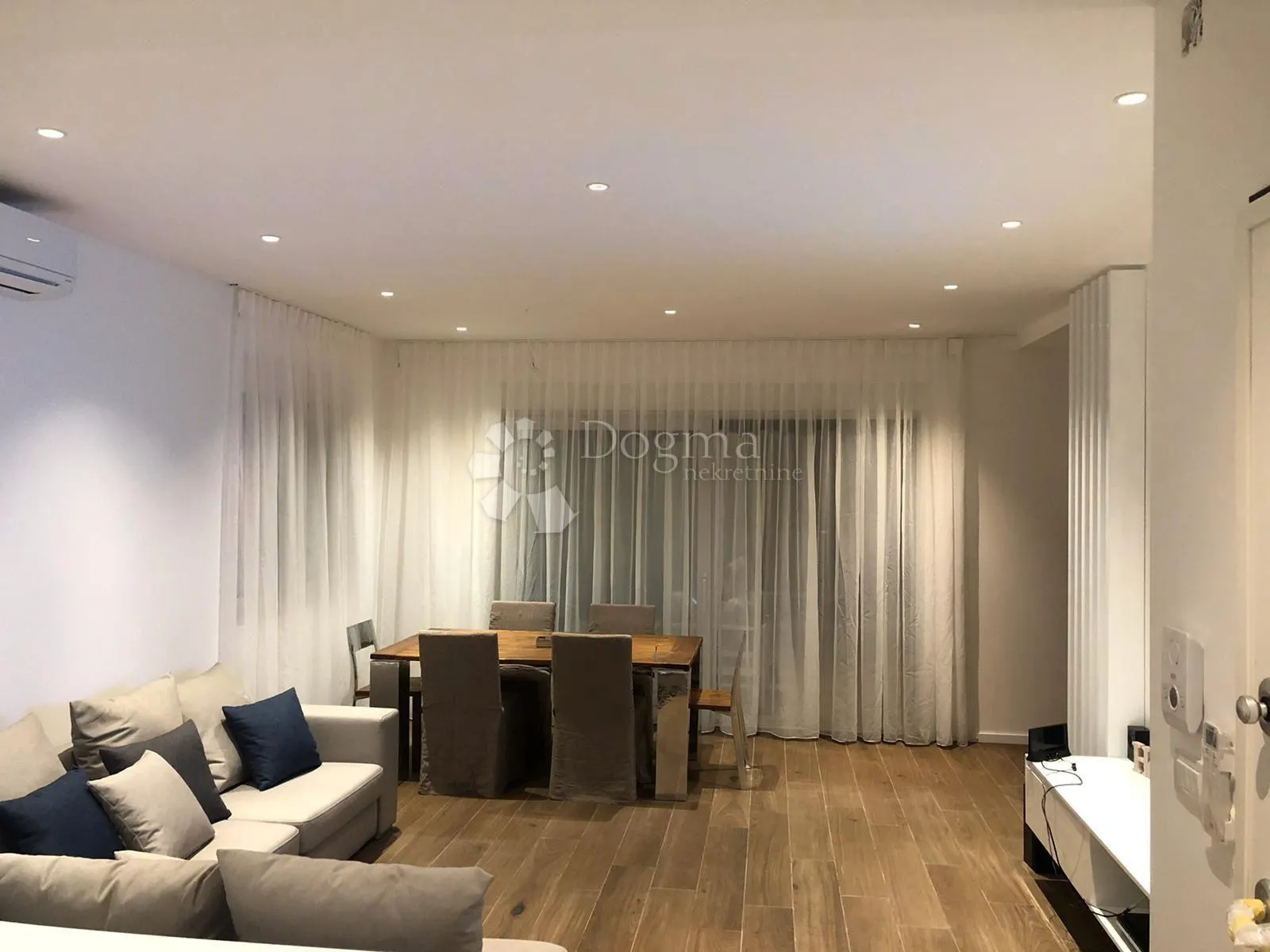 betina – luksuzni apartman s privatnim bazenom, 1. red do mora! - slika 8