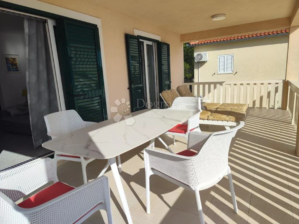 rogoznica- predivna villa na plaži - slika 17