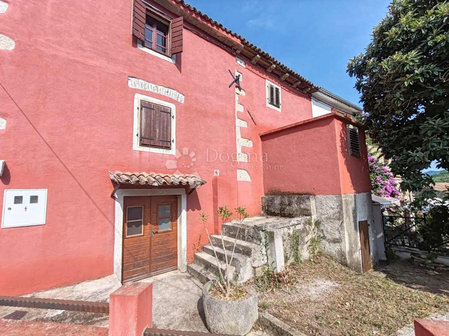 motovun - autohtona kamena kuća s pogledom na motovun - slika 15