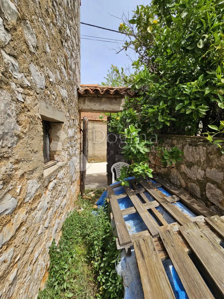 kamena kuća za adaptaciju, ugljan - slika 11
