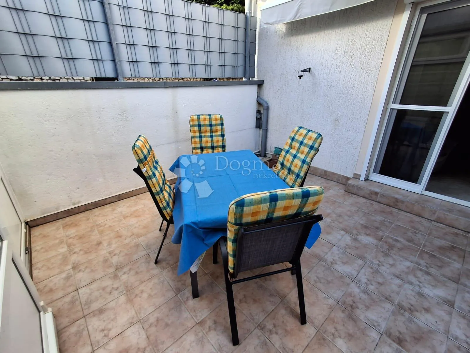 samo kod nas!! lijepo uređeni apartman sa terasom u barbatu - slika 19