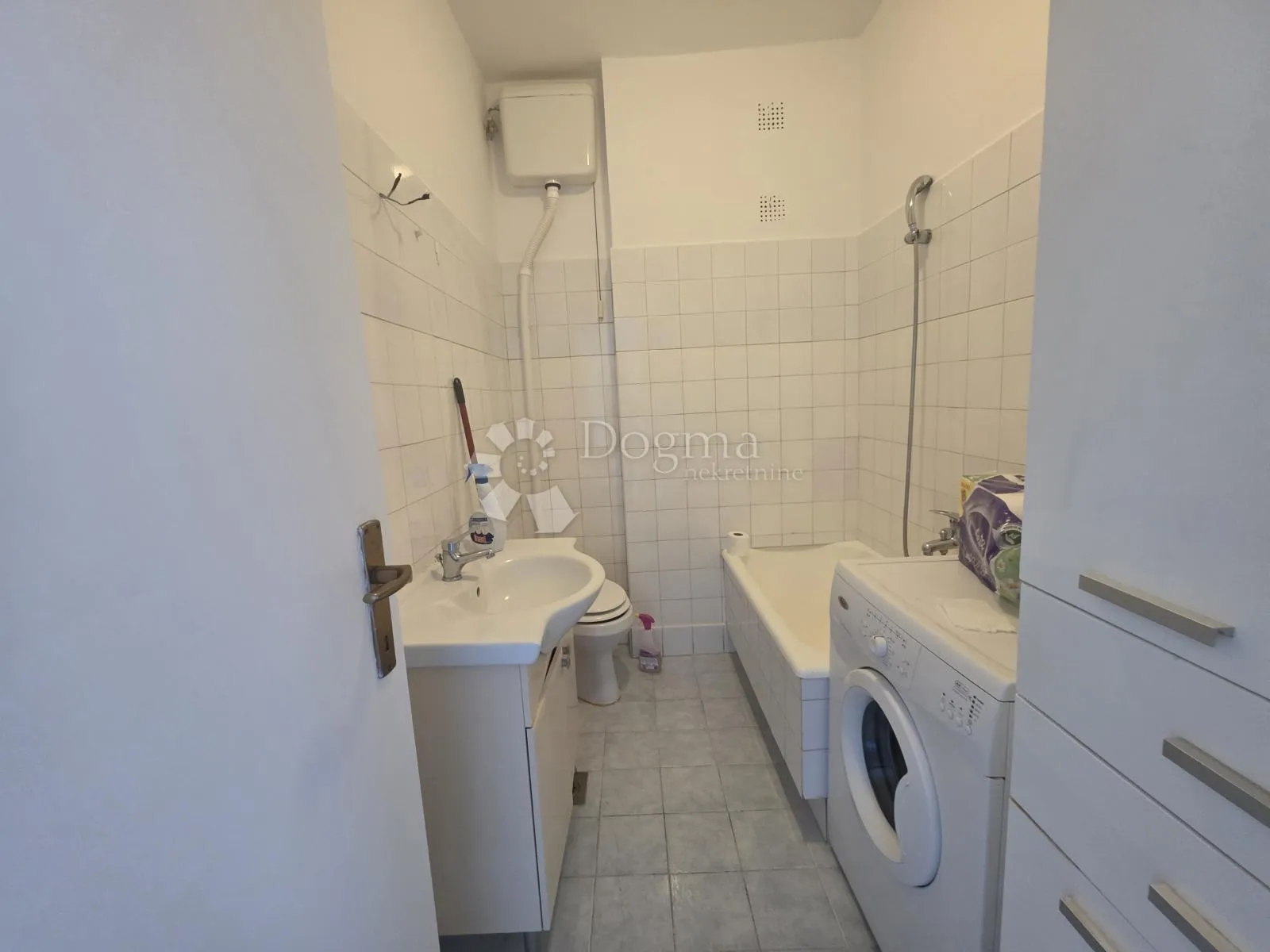 labin,stan u centru sa drvarnicom 6 m2 i spremištem 15m2od - slika 6
