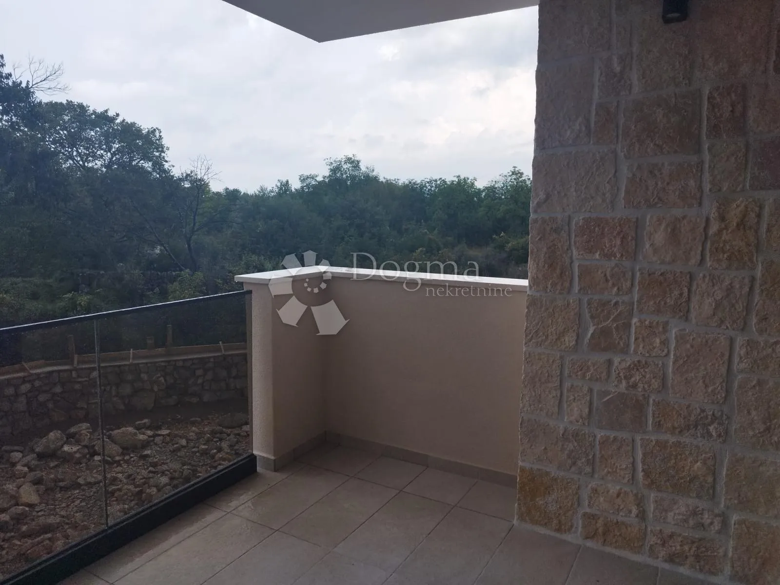 malinska - dva apartmana s okućnicom - slika 7