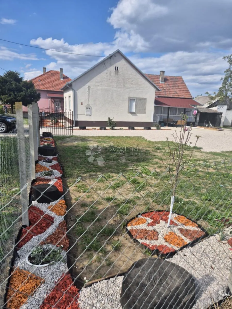 uređena prizemnica u sotinu - slika 7