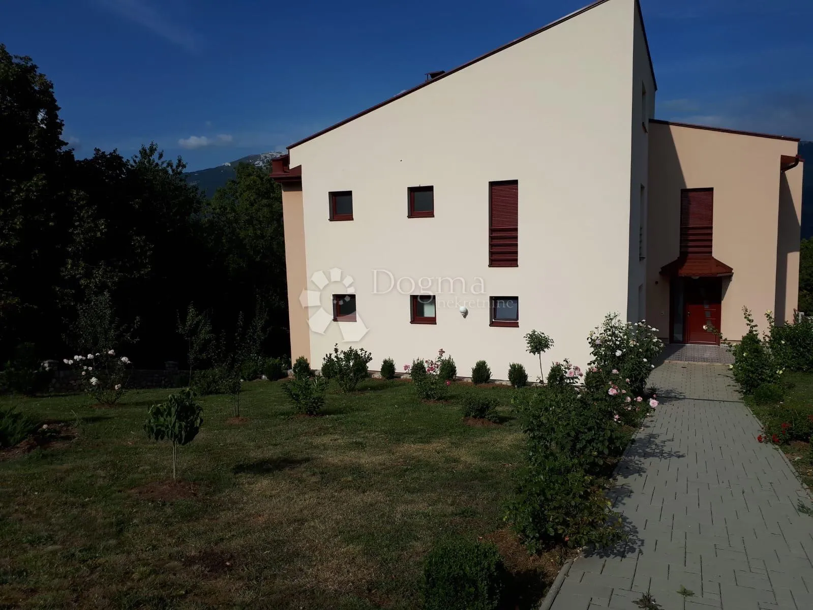 prostrana luksuzna kuća u korenici - slika 22