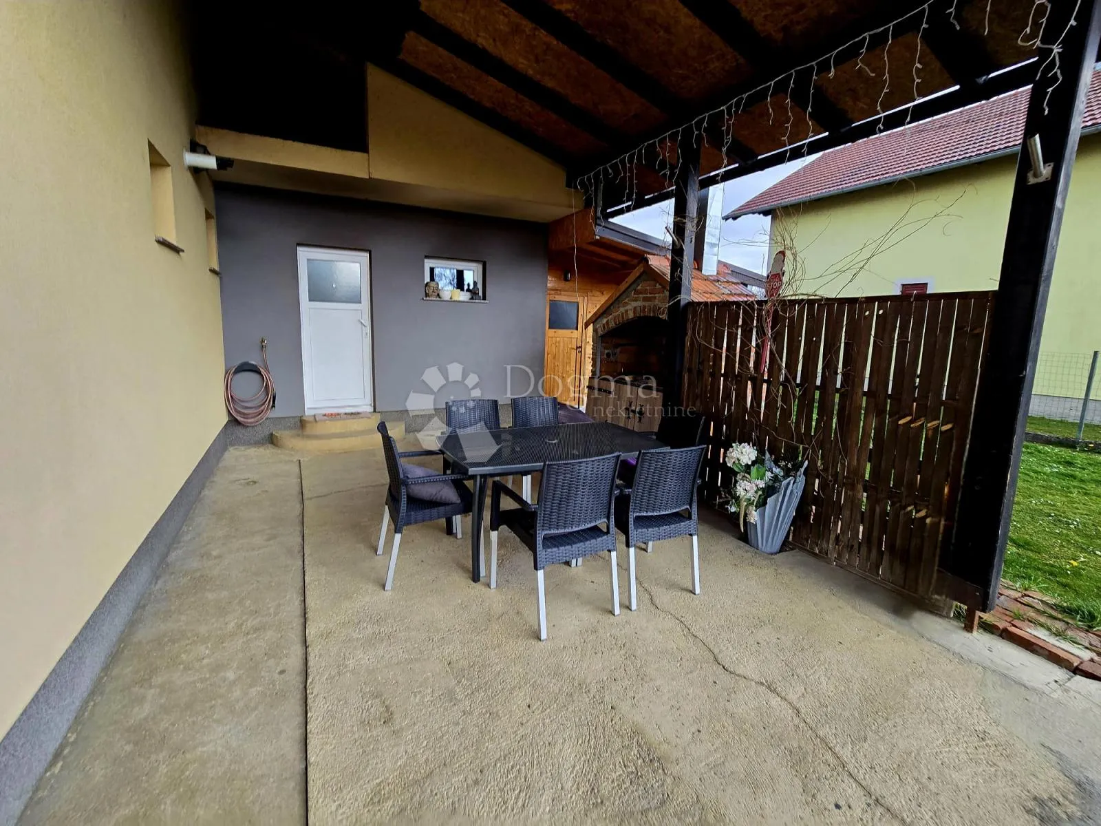 predivna potpuno opremljena kuća - slika 19