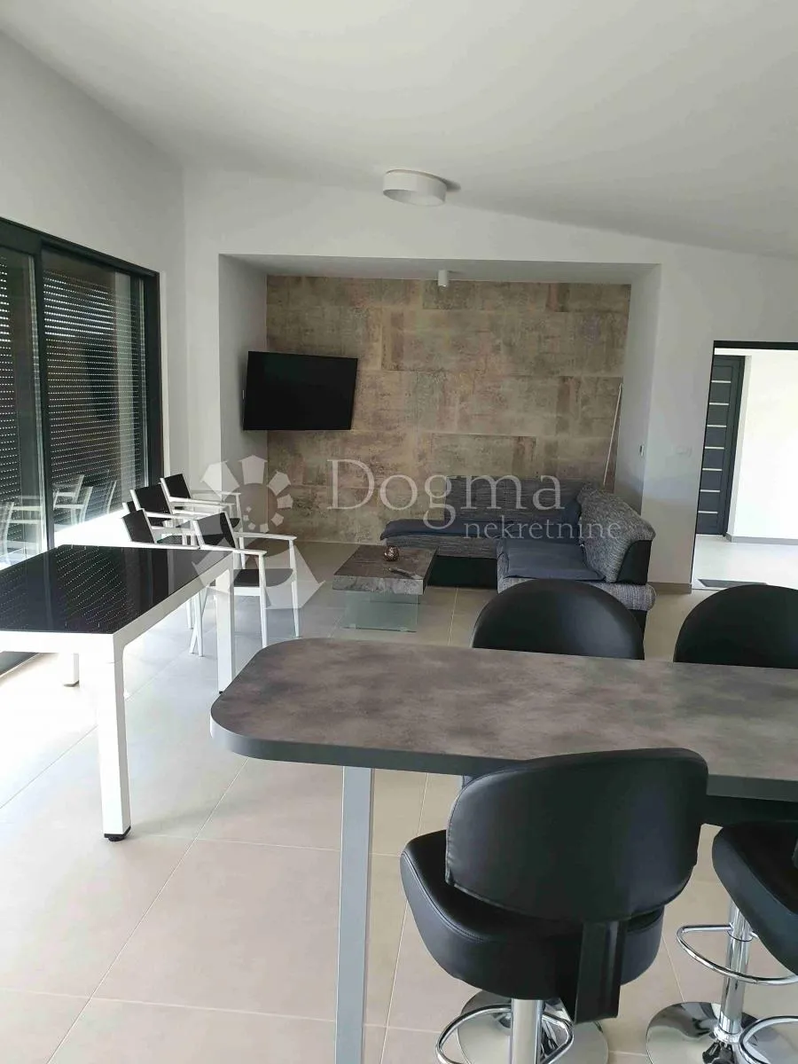 vila sa 4 apartmana, 2 bazena, 200 metara od mora - slika 20