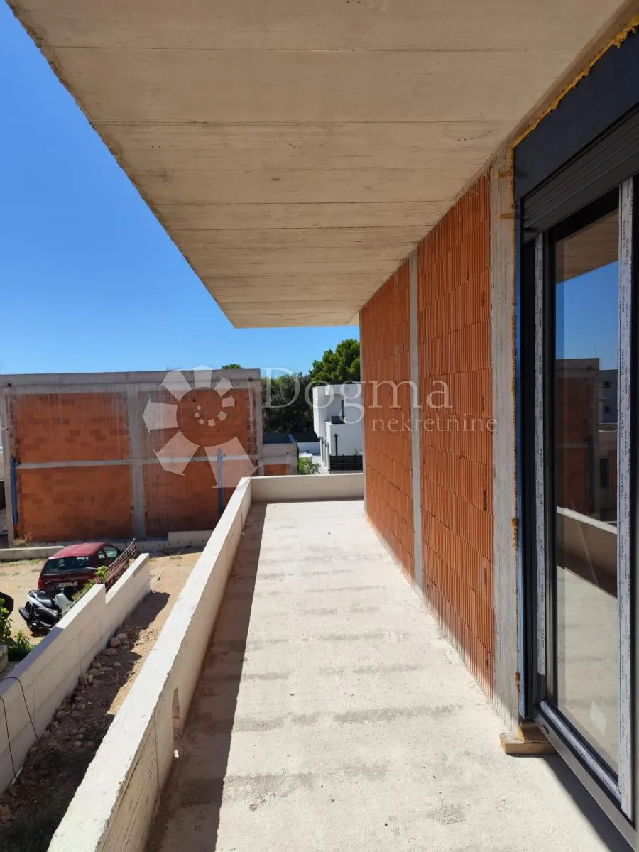 brodarica- villa s bazenom - slika 11